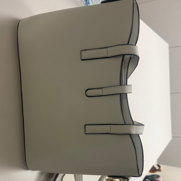 Chic Tibes White purse Set - Picture 6 of 7